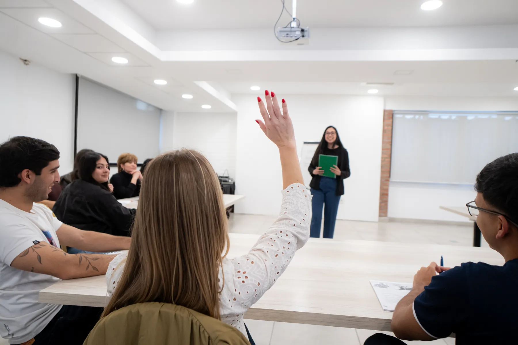Alumna de Bonfire levantando la mano en clase de inglés