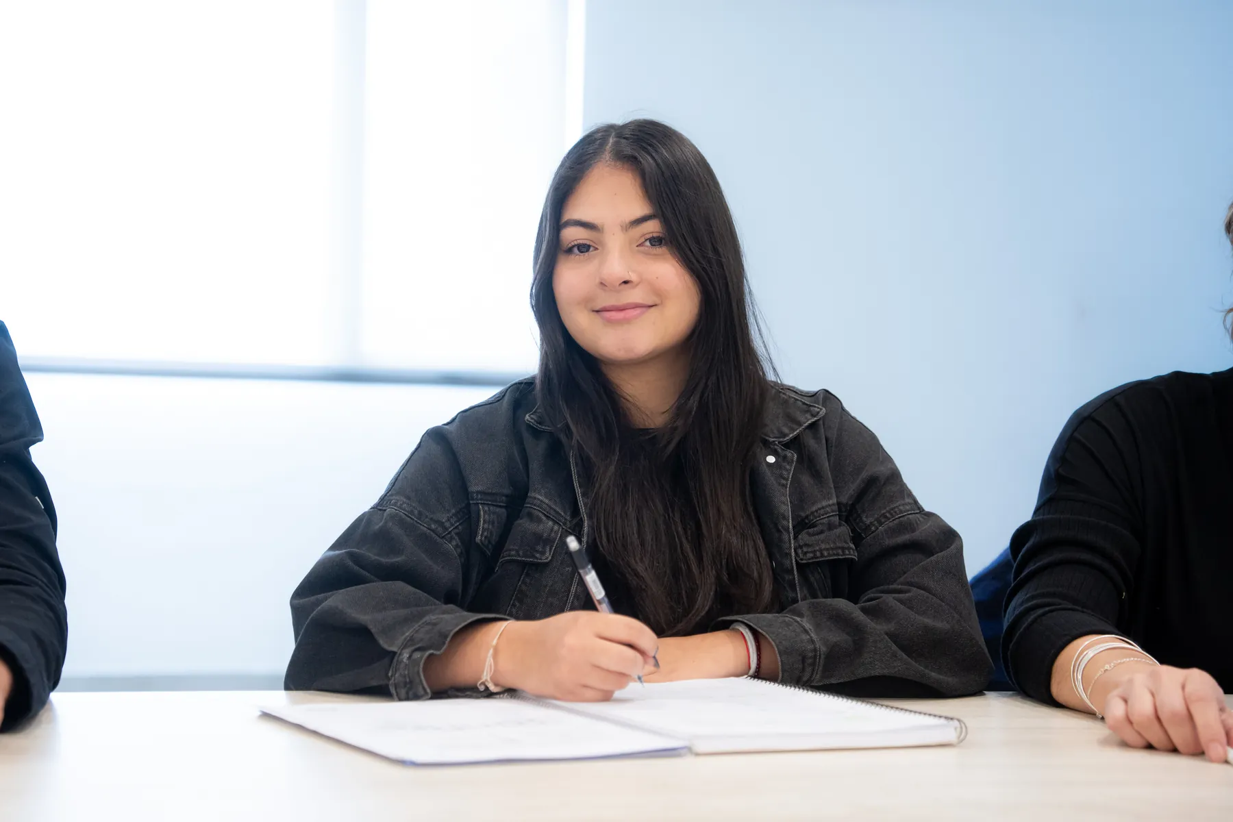 Alumna de Bonfire sonriendo en clase