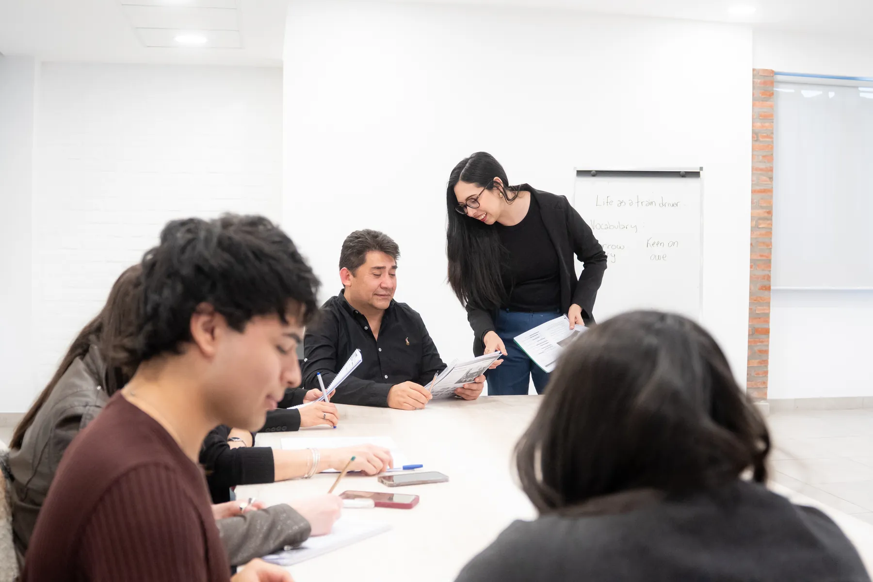 Profesora de Bonfire ayudando a un alumno en clase